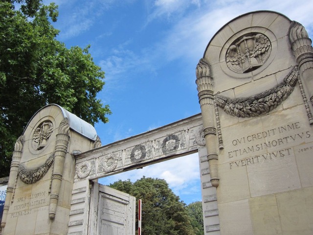 Gigi La Porte sex main gates pere lach residents lachaise