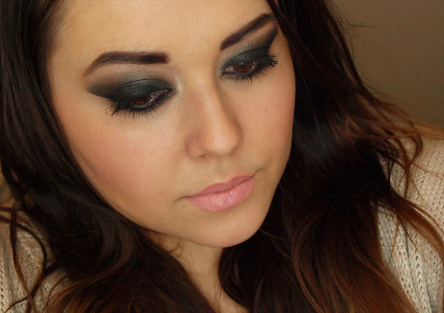 Liz Black xxx black party eye christmas look smokey