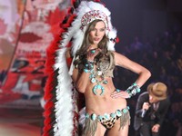 Victoria Dark sex victoria secret headdress victorias apologizes use