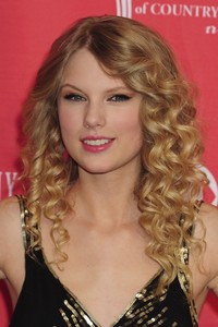 Aubrey Taylor sex celebsalon sheknows taylor swift long hairstyle soft curls hairstyles swifts